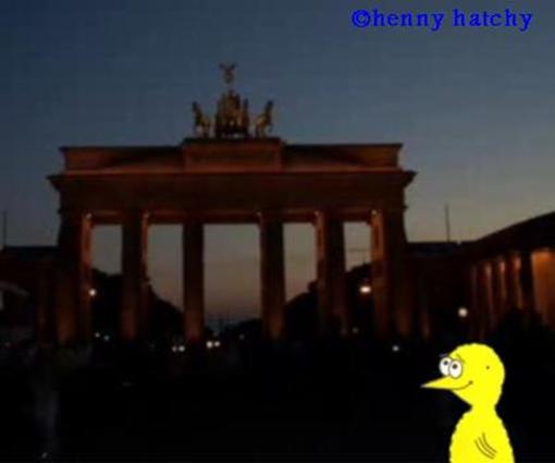 henny hatchy Brandenburger Tor Berlin Deutschland henny hatchy Sniggel Geschenk Henny hatchy Sniggel Wyrm Plumbee jimjams Küken Spinne Schnecke Hummel Regenwurm Wurm Comic Cartoon
